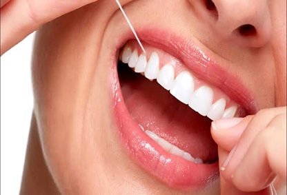 آیا نخ دندان واقعاً ضروری است؟ پاسخ متخصصان دندانپزشکی