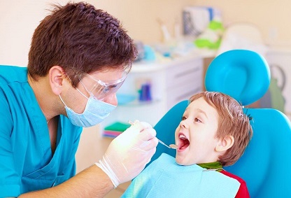 ترس کودکان از دندانپزشکی: چگونه این مشکل را حل کنیم؟